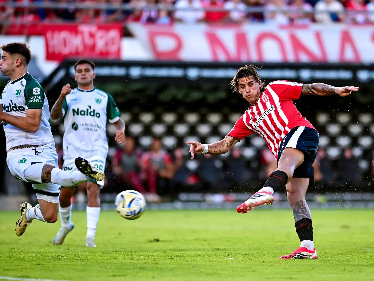 Castro define para el único gol del partido.