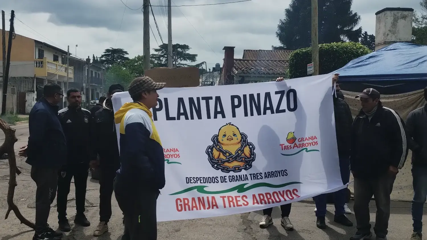 Trabajadores despedidos en la puerta de Planta Pinazo. Foto Tw @MarianoOnega