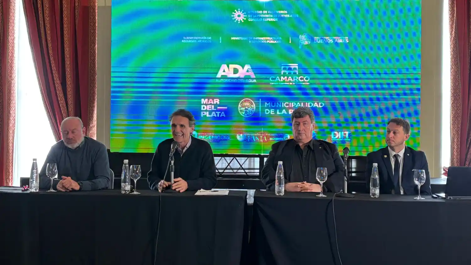 Conferencia de prensa del ministro de infraestructura bonaerense.