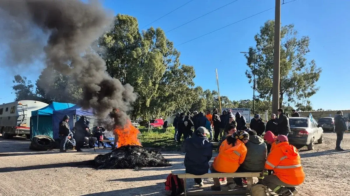 Los trabajadores realizaron una asamblea en el acceso a la planta.