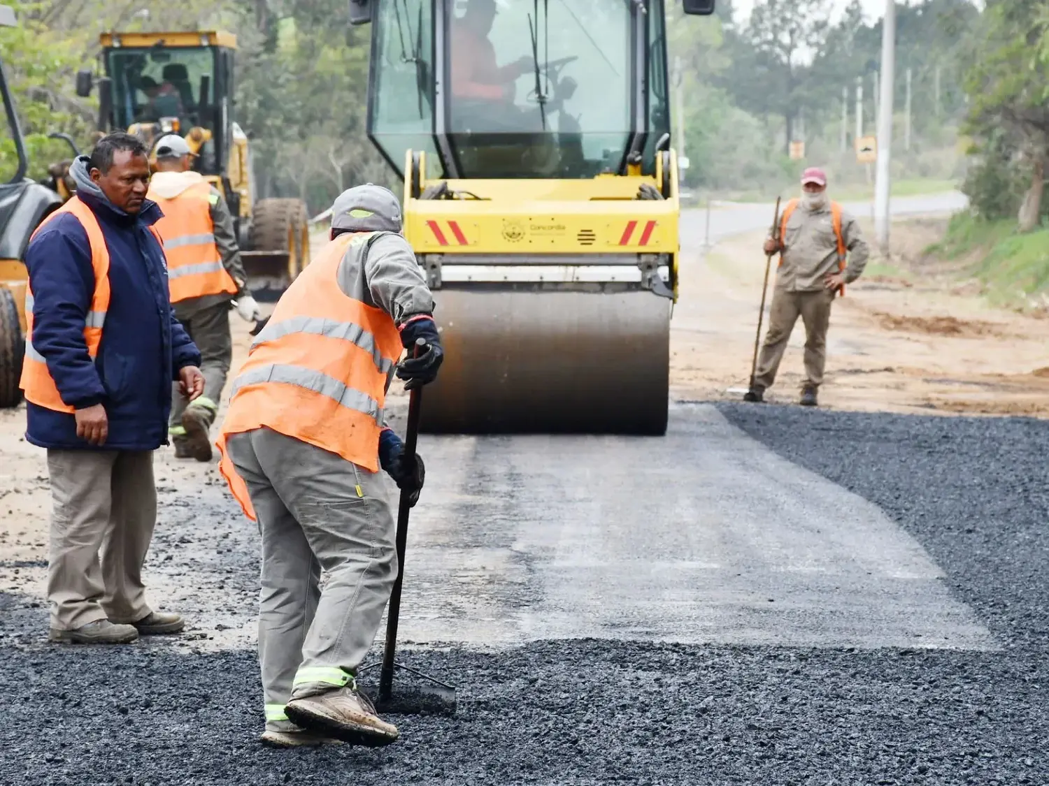 La municipalidad realiza trabajos de bacheo en la Avenida Rucci