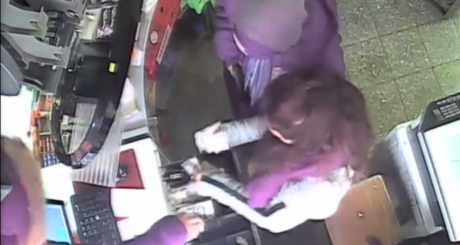 Cámaras de seguridad de un maxikiosco registraron cómo una pareja armada intentó robar dinero y chocolates
