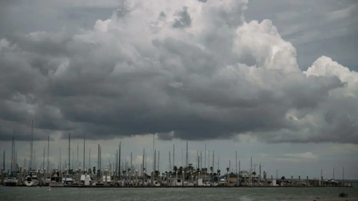 HURACÁN BERYL TOCA TEXAS: provoca fuertes lluvias, marejadas y cortes de energía