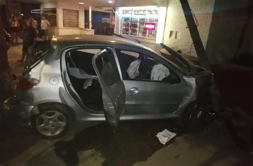 Perdió el control de su auto e impactó contra el frente del Hospital Eva Perón