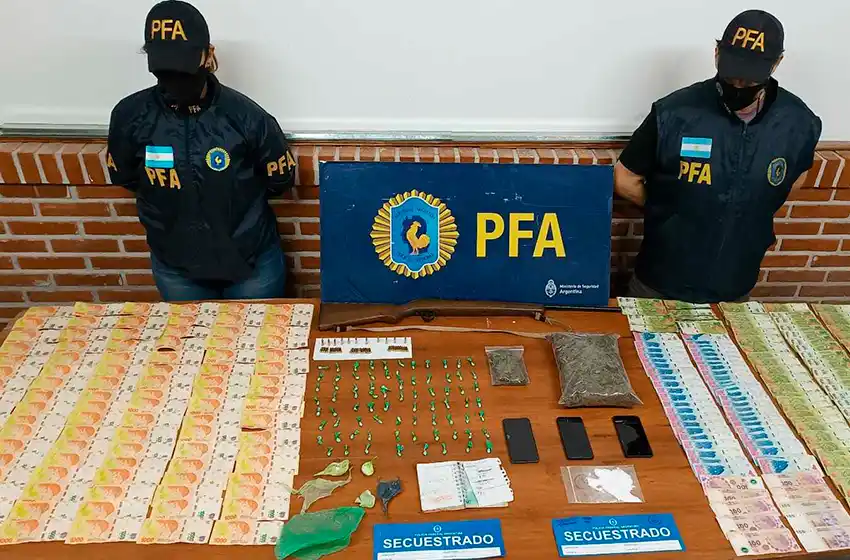 Secuestran drogas, armas y detienen a dos personas en un kiosco donde se vendían estupefacientes