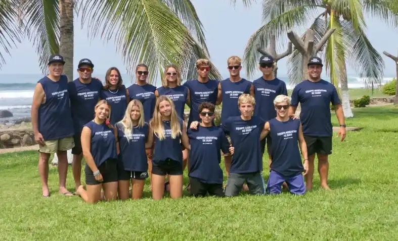 El equipo nacional que está en El Salvador para disputar los ISA World Junior Surfing Championship.