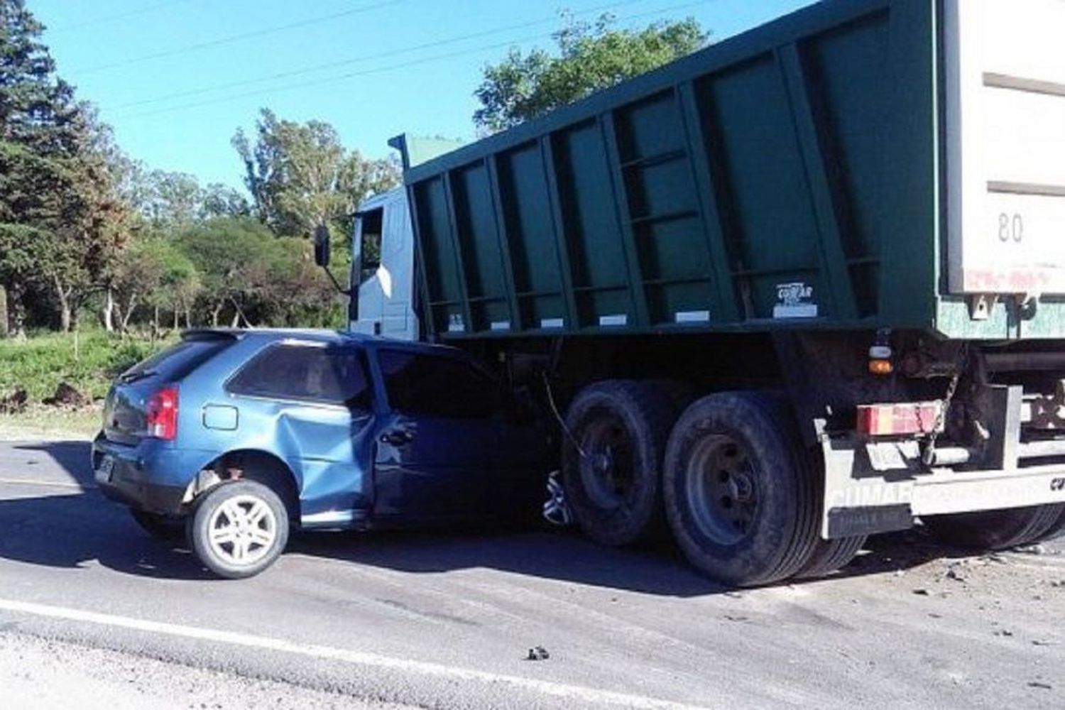 Fallece conductor al chocar su auto con un camión en el acceso a Piedras Blancas