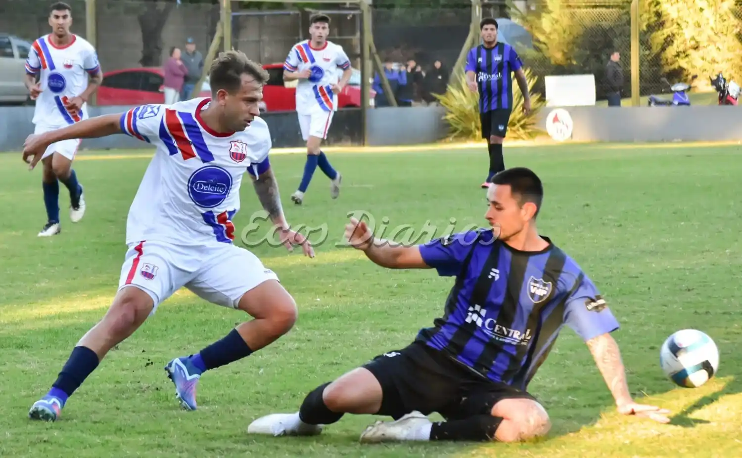 Nicolás Díaz elude a Román Abelando
