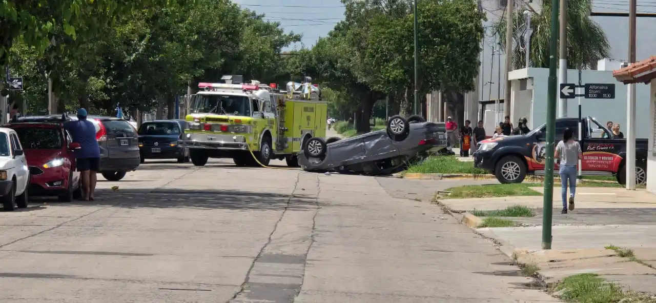 Impresionante vuelco de un automóvil tras un choque en el mediodía de este viernes