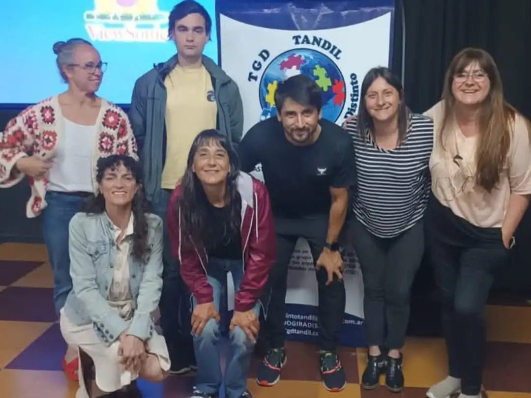 Integrantes de la ONG junto al profesor Eduardo Sotelo, luego de una charla en Flama 2024.