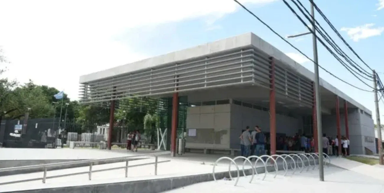 La menor fue trasladada de urgencia por su padre al Policlínico San Martín.