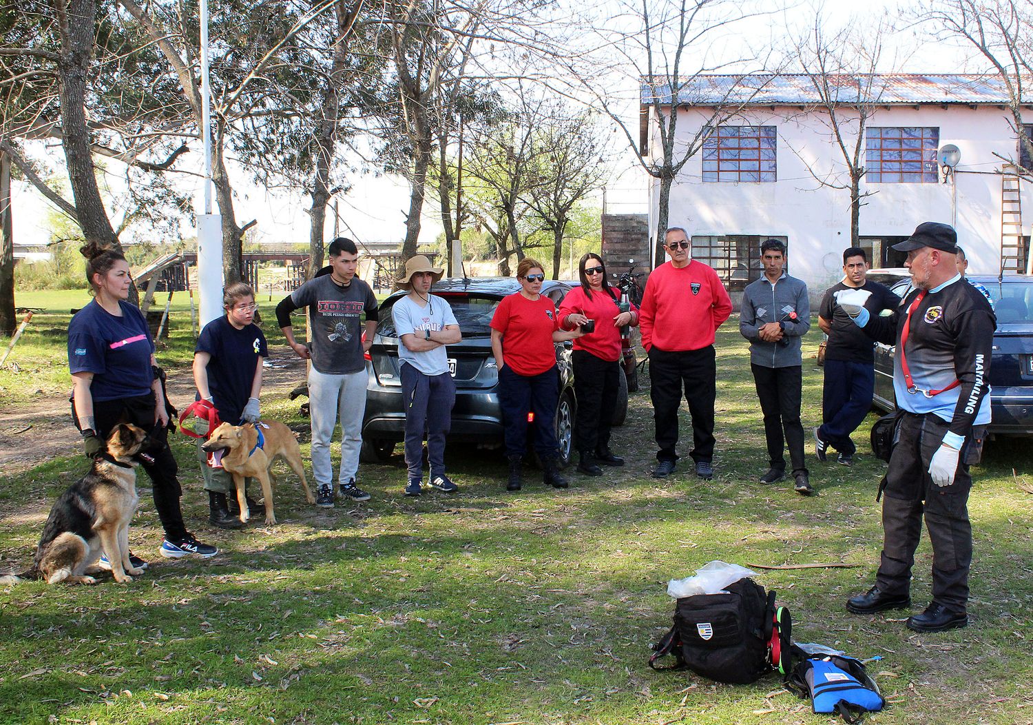 La capacitación está a cargo de tres instructores uruguayos. En la gráfica, Mauricio Timote dirigiéndose a los presentes.