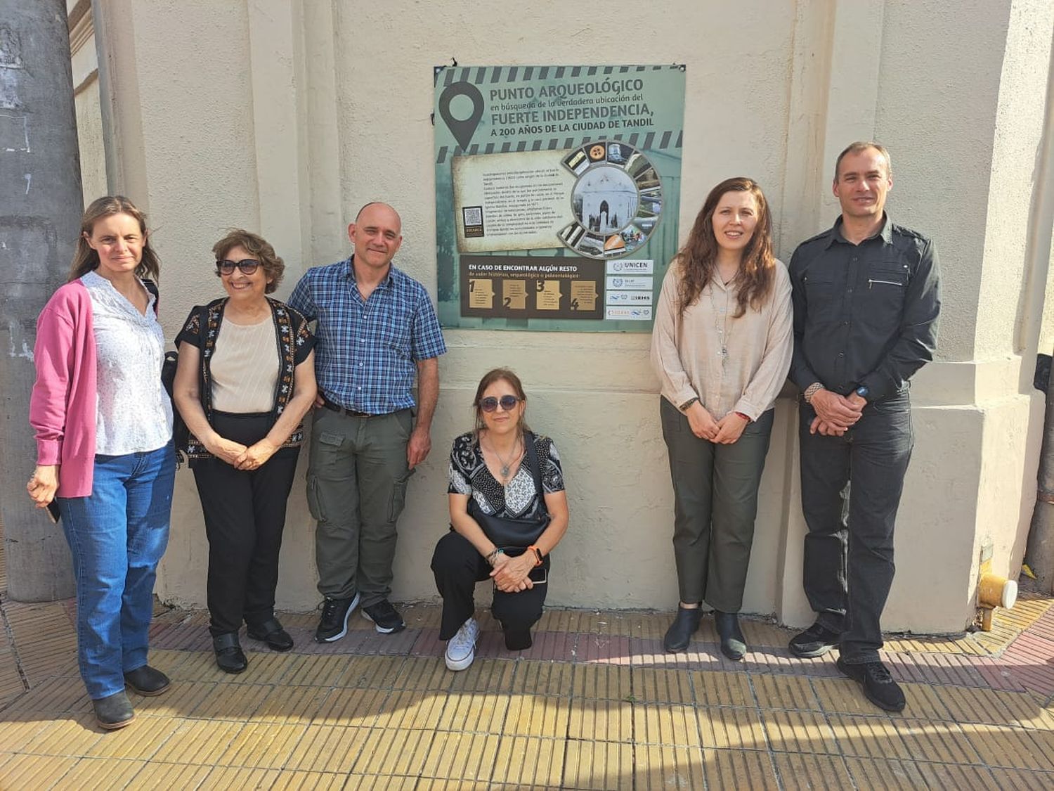 De izquierda a derecha, los que formaron parte de este proyecto: Lis Löhr, representante de la Congregación Protestante del Tandil, María del Carmen Langiano, arqueóloga, Dr. Julio F Merlo, arqueólogo, Anabella Galvano, diseñadora gráfica, Carla Dátola, Licenciada en Historia y Gabriel Rodríguez, secretario de la Congregación Protestante del Tandil.