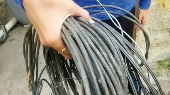 ¡POR TIPOS COMO ESTE ESTÁS SIN INTERNET! Lo detuvieron cargando 15 kilos de cable telefónico