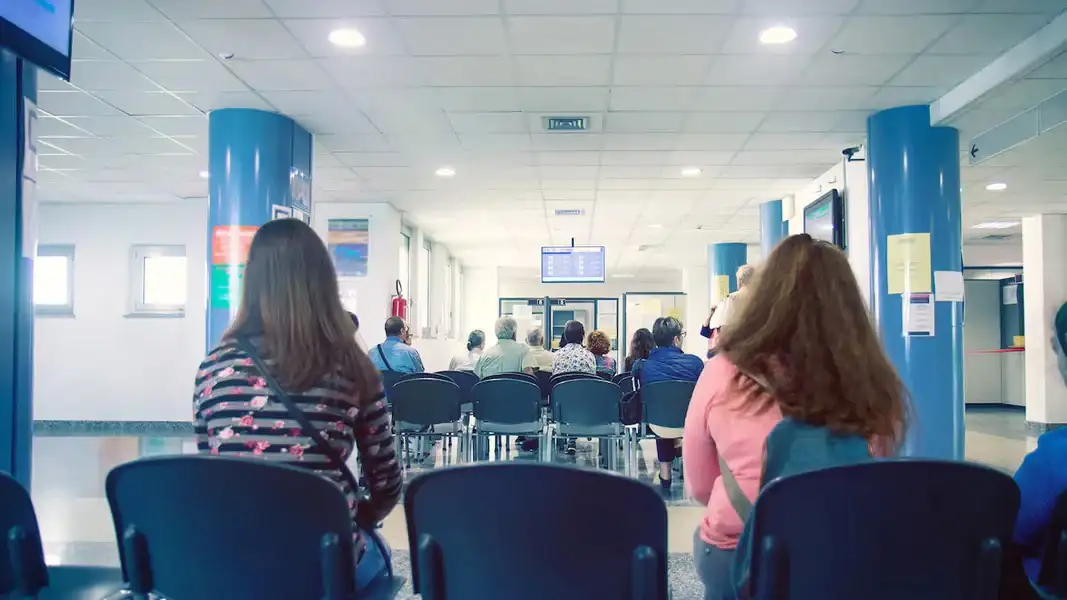 Extranjeros no residentes deberán pagar por la atención en hospitales nacionales.