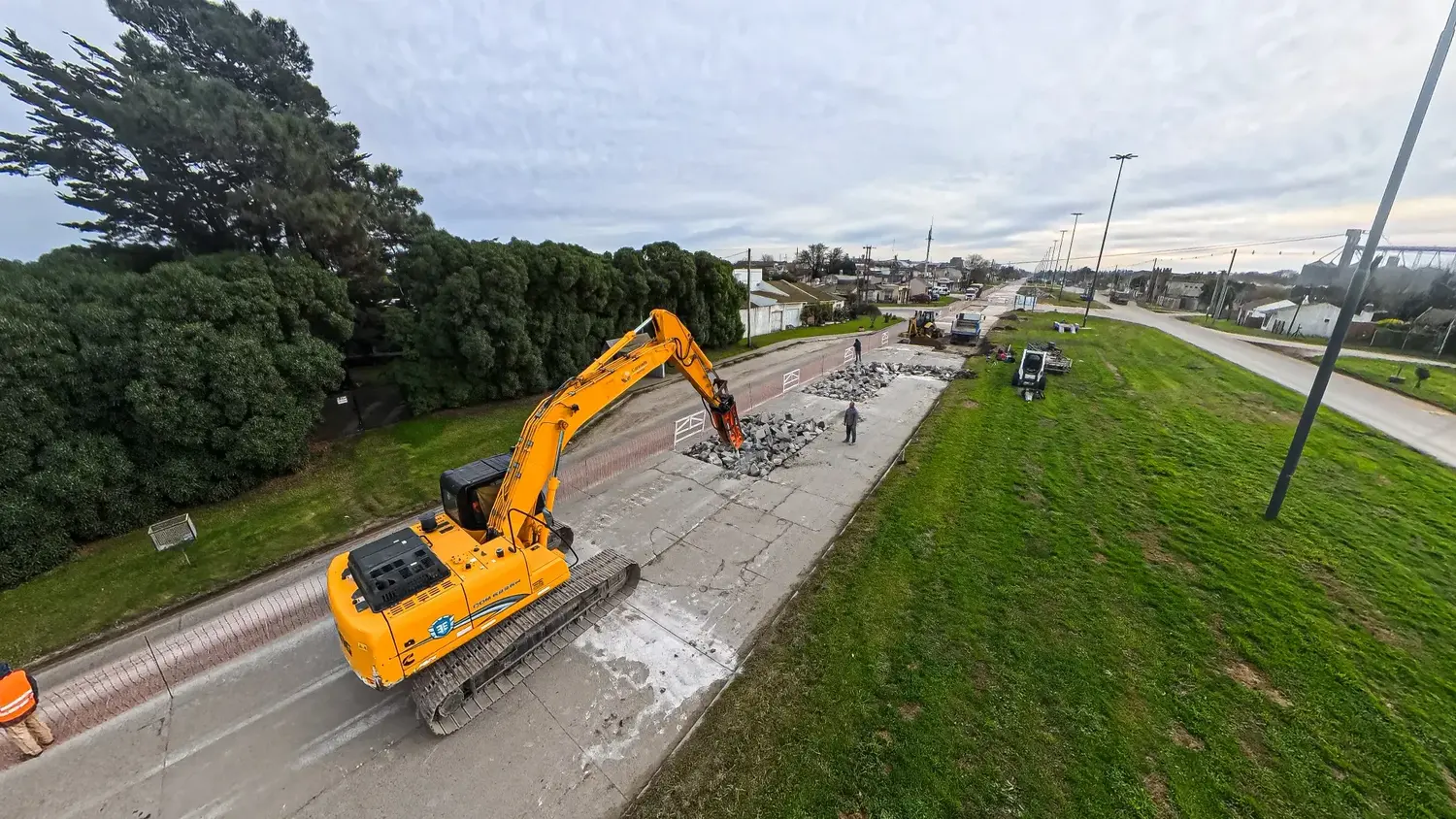 Intensifican la obra de bacheo en un tramo de la Av. Almirante Brown