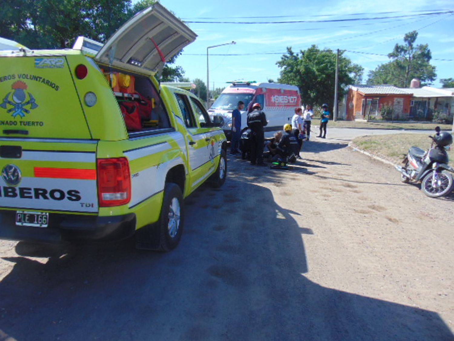 Iba en moto, esquivó un perro, cayó y terminó hospitalizada