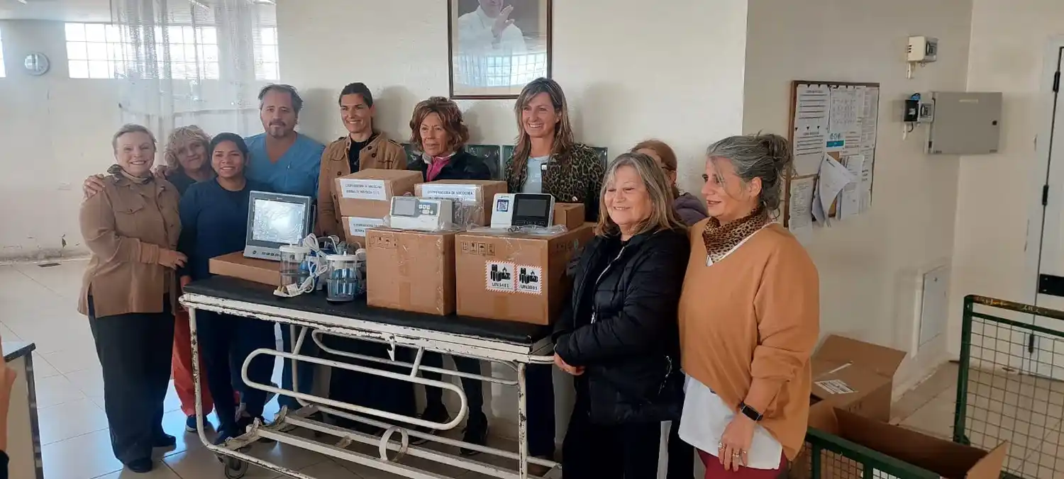 Donación. Entregó la Cooperadora al personal de la Guardia y a la directora adjunta, Fernanda Menéndez