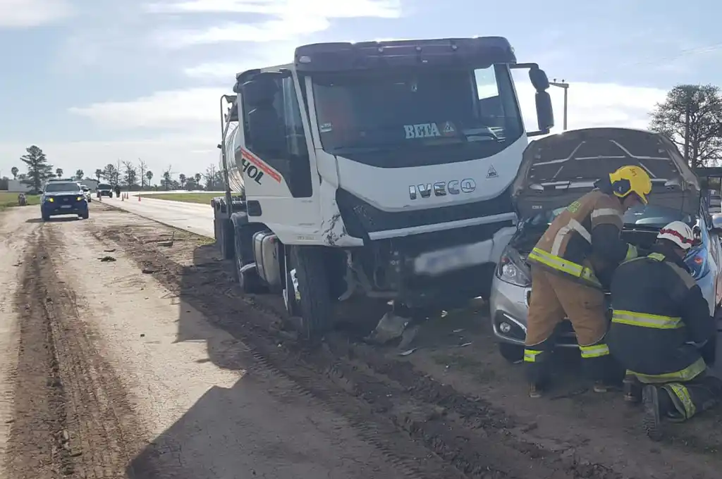Choque entre un auto y un camión cisterna en Morteros: cuatro personas fueron hospitalizadas - 1