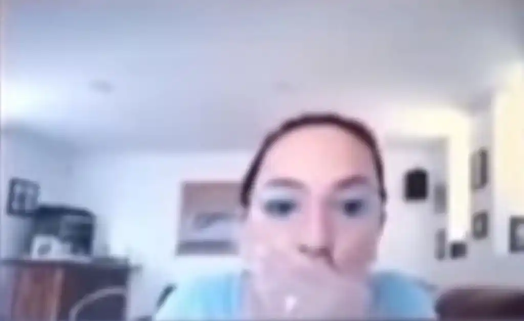 Video: profesora olvida apagar el micrófono e insulta a sus alumnos