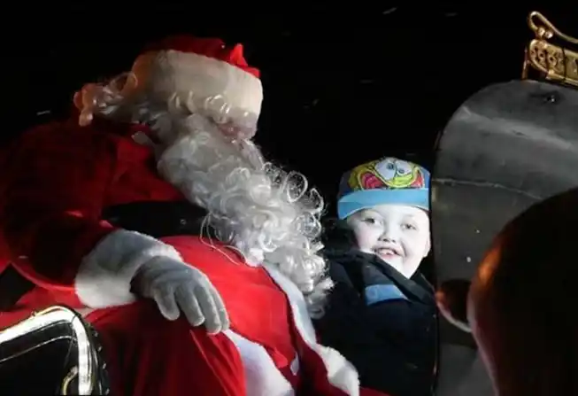 Un pueblo adelantó la Navidad para un nene con cáncer fulminante