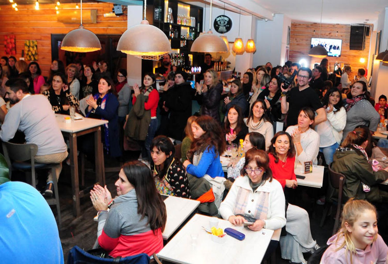 “Dar es dar”, un evento solidario que combinó servicio de estética, café y donaciones