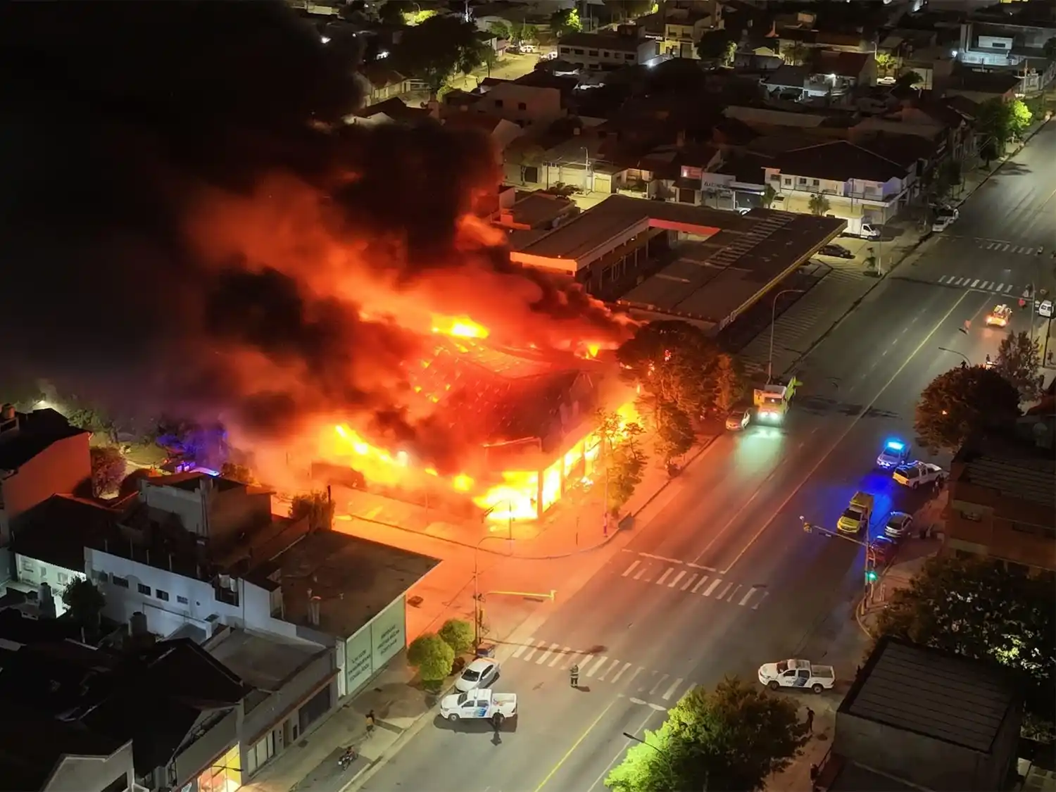 Voraz incendio arrasó comercios y vehículos en Mar del Plata