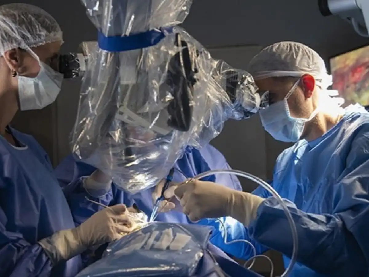 El Hospital Garrahan estrena microscopio neuroquirúrgico ultramoderno