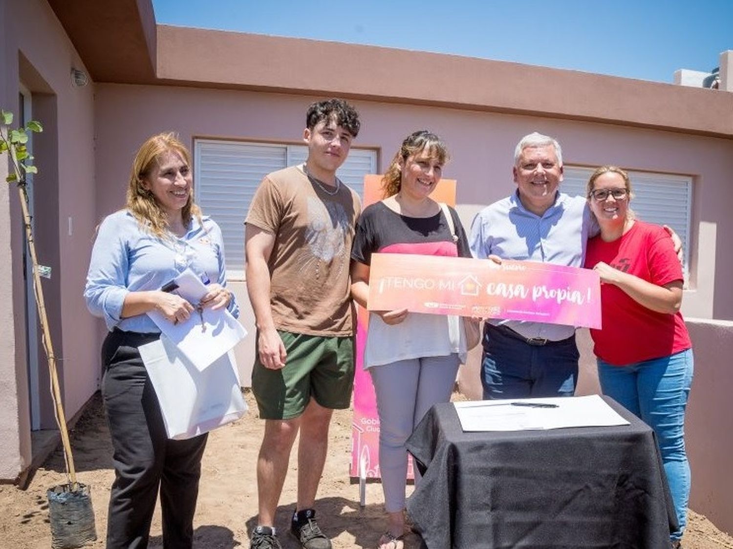 El intendente Benedetti entrega la vivienda a una familia adjudicataria