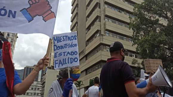 La EDUCACIÓN tiene sueldos de HAMBRE: maestra vende plátanos para darle de comer a sus hijos