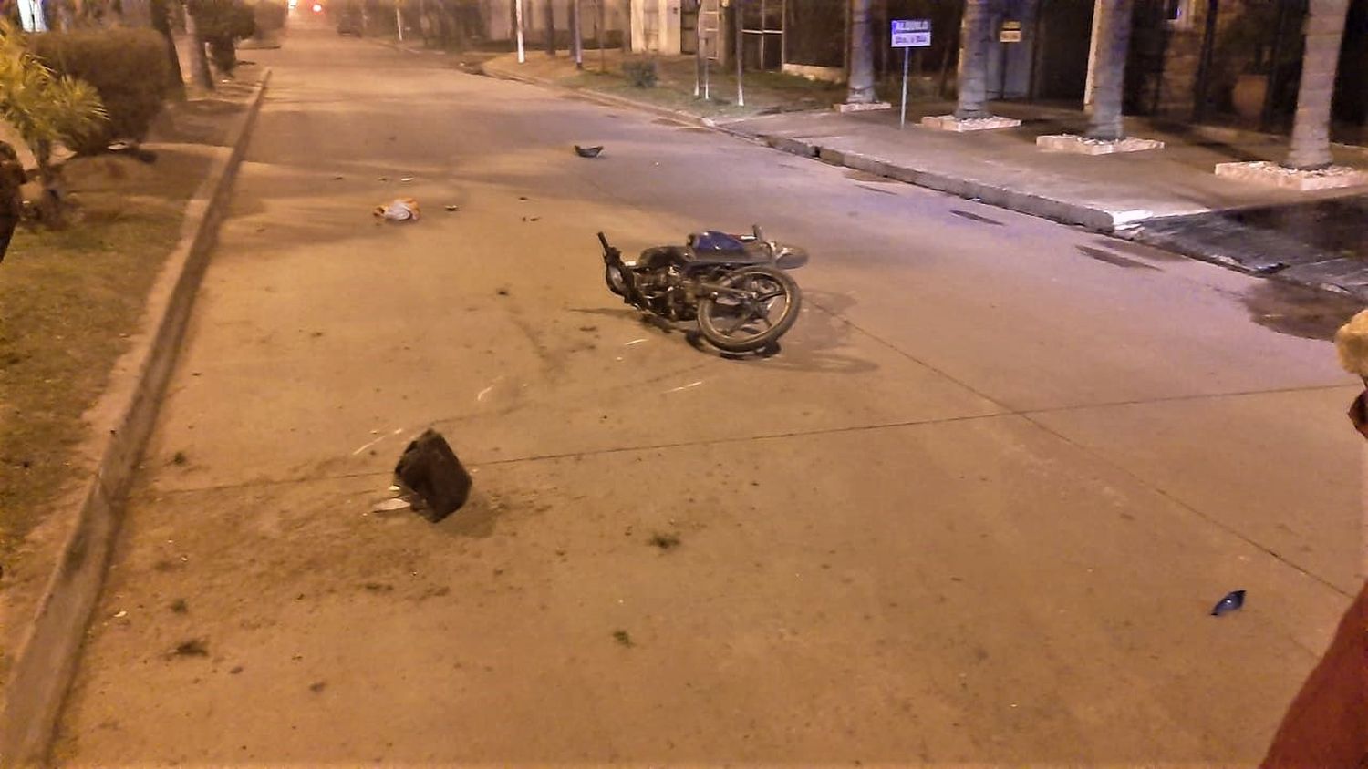 Joven en grave estado tras caer de la moto en 11 de Septiembre al 2400