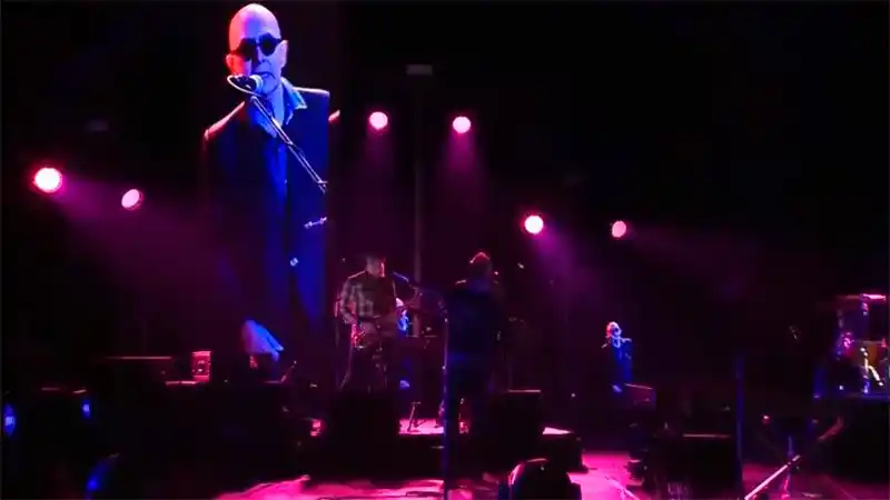 El Indio Solari sorprendió con dos estrenos en masivo show virtual