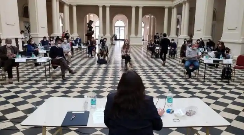 Escándalo por la "vacunación VIP": Desde Juntos por el Cambio impulsan un seguimiento de las vacunas en La Plata