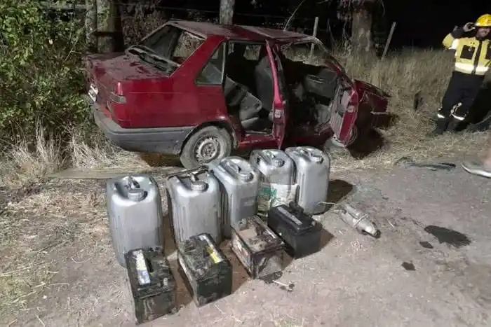 Un auto se accidentó en un camino vecinal y hallaron elementos sustraídos