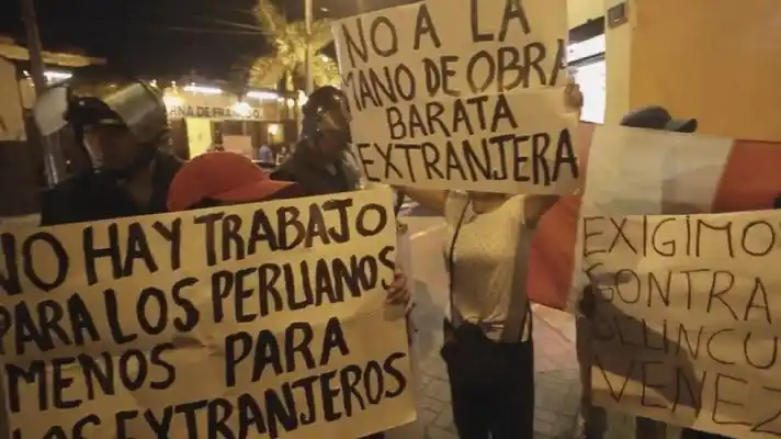 ¡XENOFOBIA EN PERÚ! Marcha contra venezolanos termina en violencia y destrozos