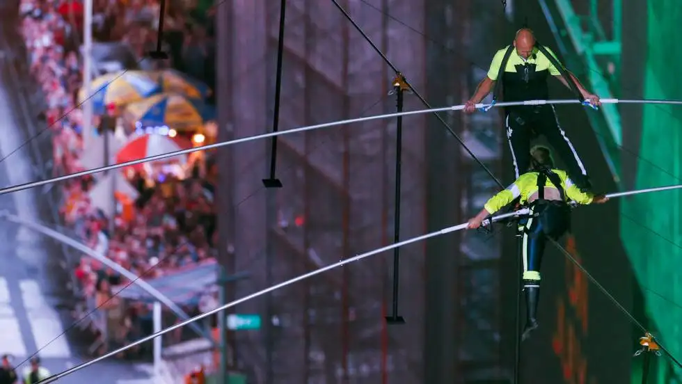 Dos hermanos equilibristas cruzan Times Square a 25 pisos de altura