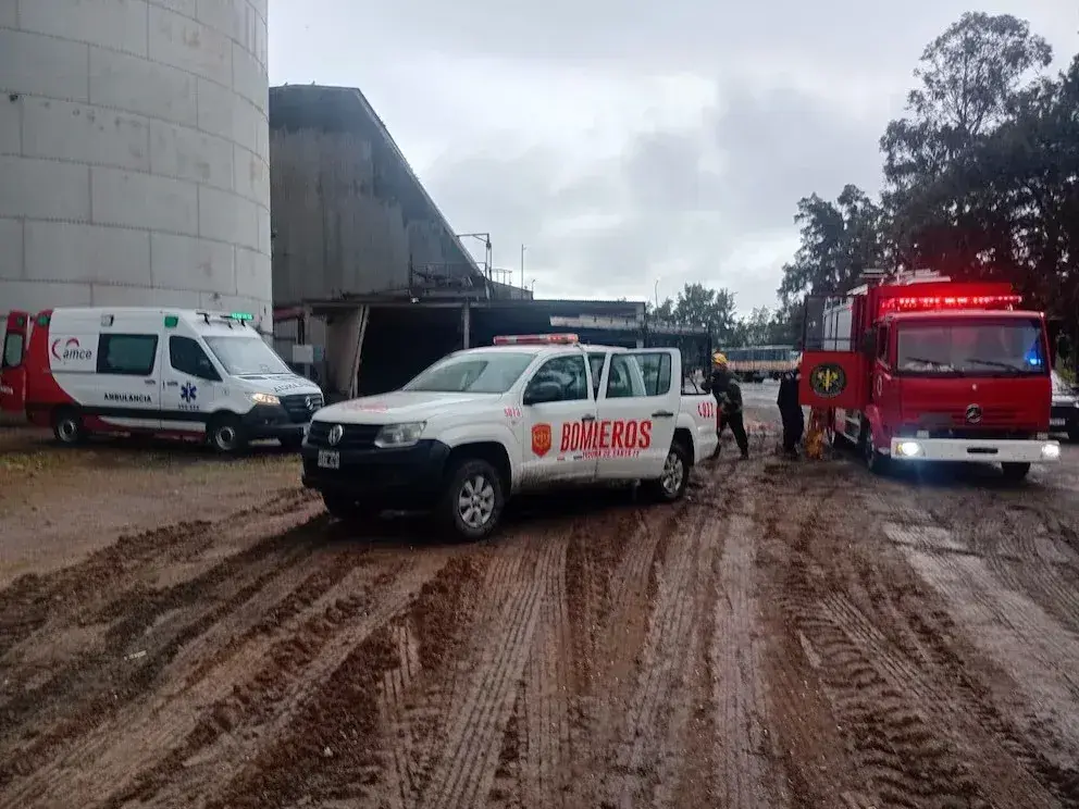 Los bomberos utilizaron un sistema de cuerdas, poleas y camilla para extraer al trabajador del espacio reducido