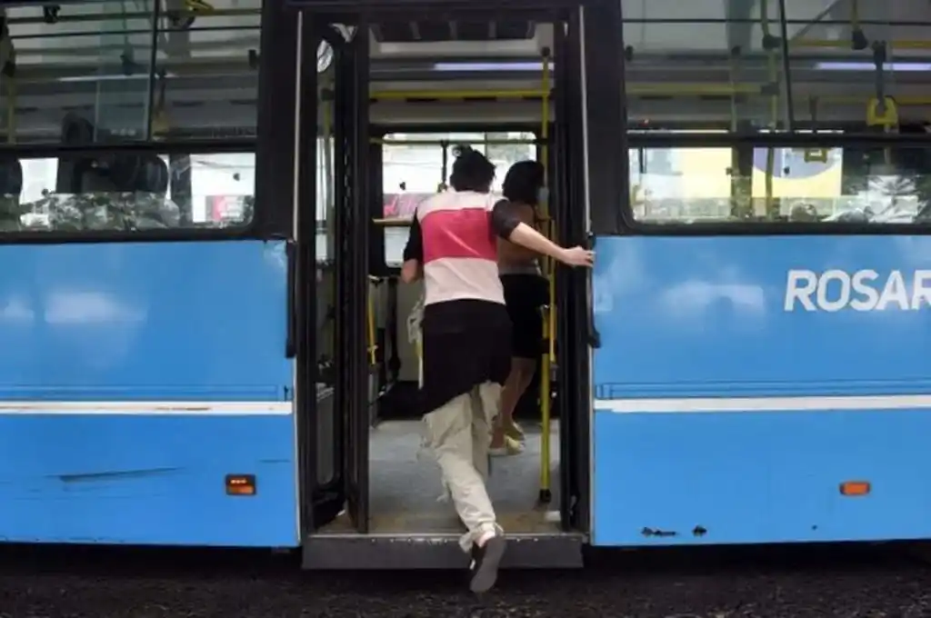 Este lunes no hay transporte público ni clases. Además, se resintió la recolección de residuos esta mañana y las estaciones de servicio cierran a partir de las 22. Inclusive, la atención en Salud es mínima.