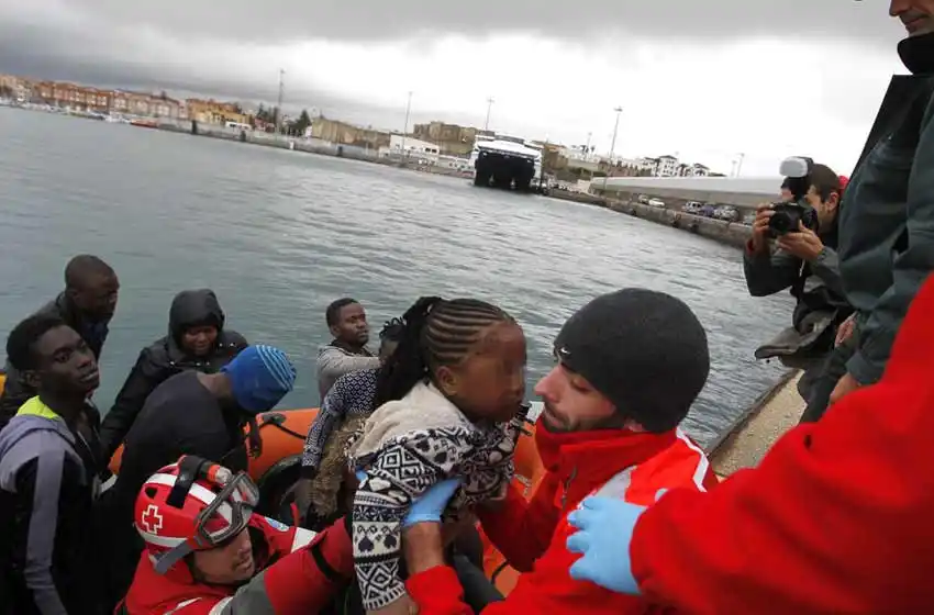 Rescatan más de 20 cadáveres de inmigrantes tras un naufragio