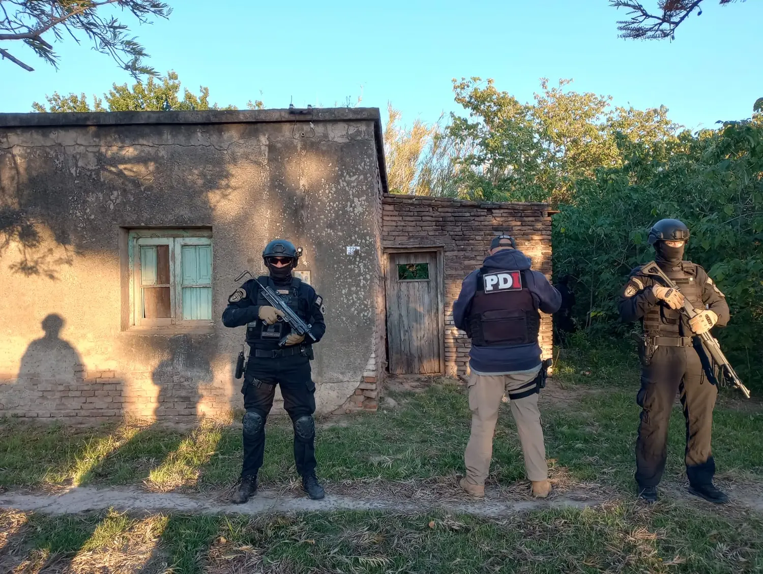Tacural: detuvieron a dos hombres por robo calificado y secuestraron armas y una moto