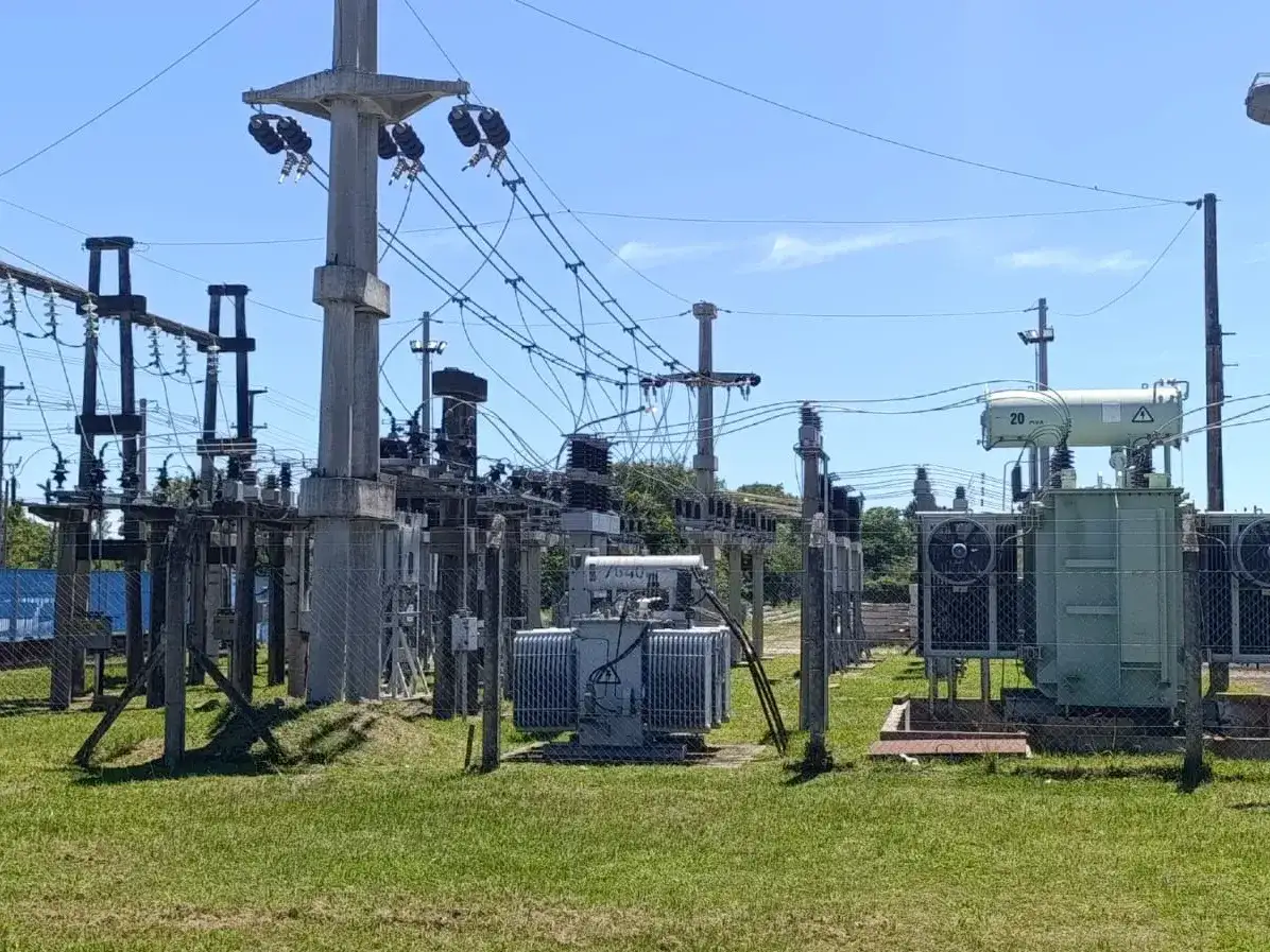 Personal técnico de Refsa realiza tareas de mantenimiento en la subestación eléctrica, donde se observan transformadores y cableado de alta tensión. Estas obras preventivas motivarán la interrupción del servicio eléctrico en Formosa este jueves y viernes.