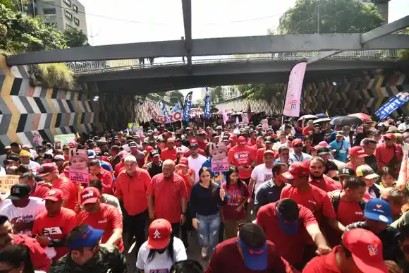 El OFICIALISMO se movilizó por el Día del TRABAJADOR: exigió la liberación de la pequeña Maikelys (+Fotos)