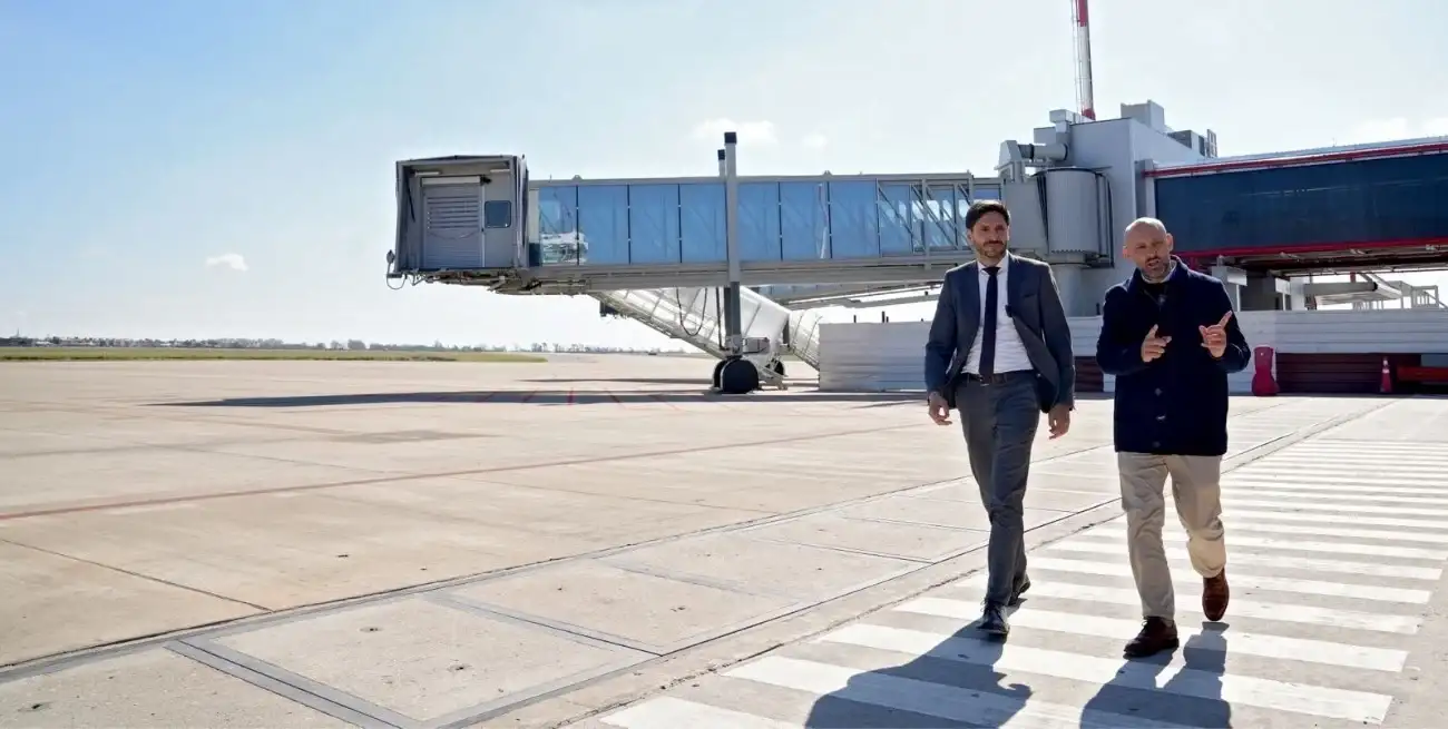 Maximiliano Pullaro recorrió el aeropuerto junto a autoridades locales.