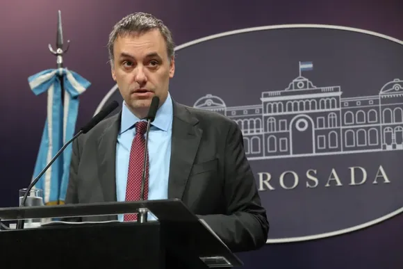 El Gobierno evalúa "eliminar" cualquier política "ideológica y discriminatoria" que habilite el ingreso al empleo público