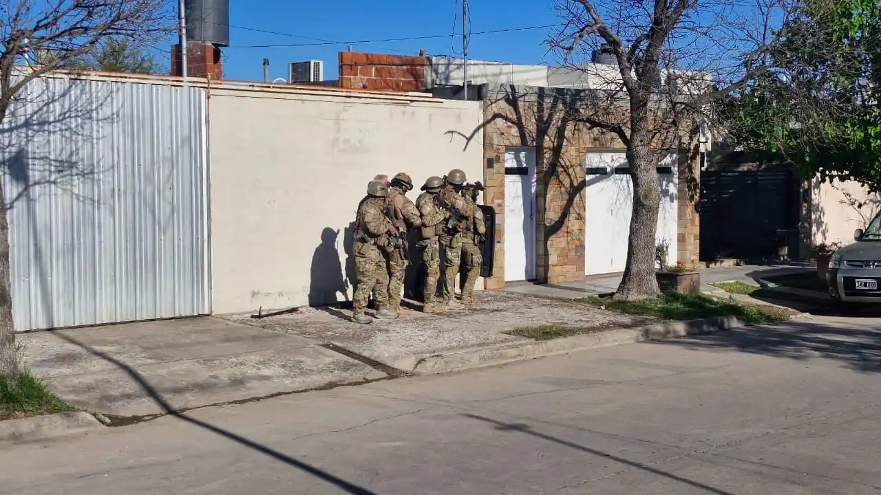 La Policía desplegó un fuerte operativo en el lugar.