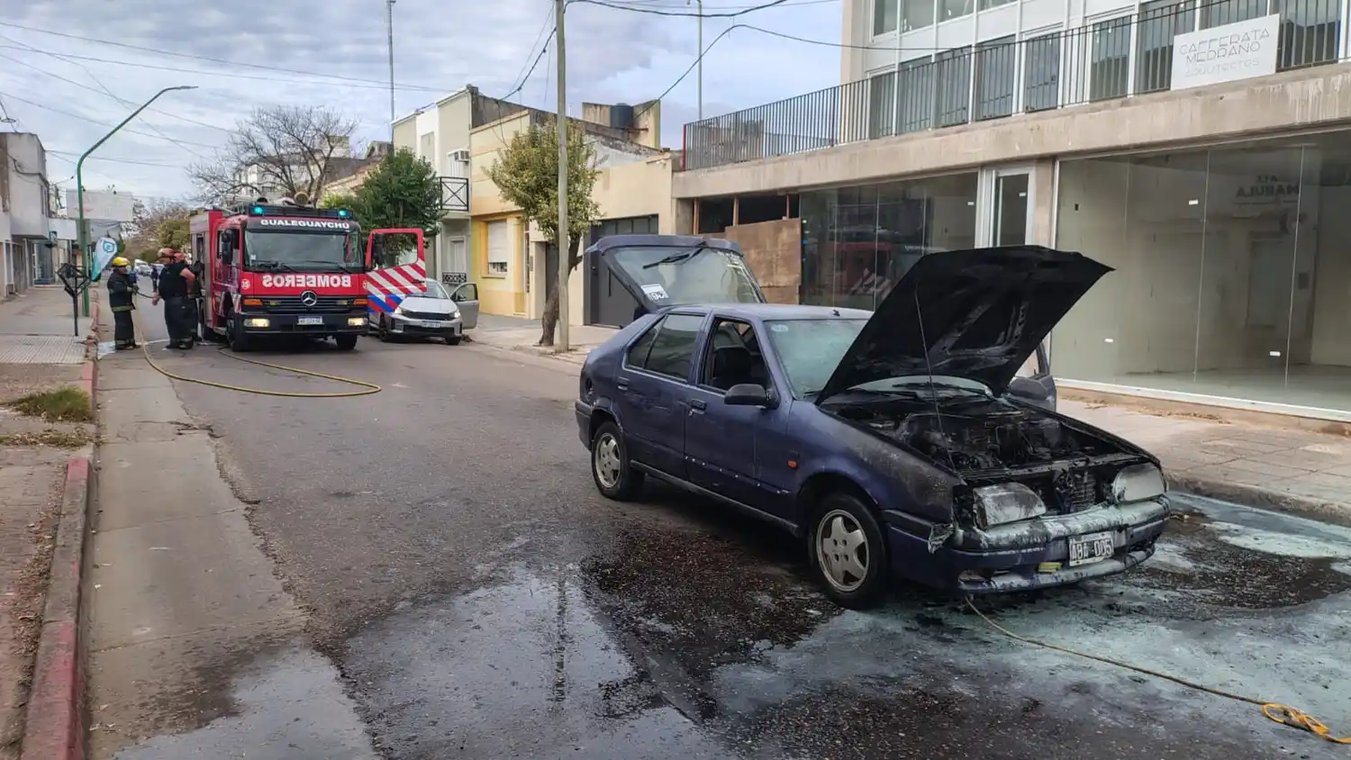 Un auto se incendió en pleno centro de la ciudad: los bomberos controlaron las llamas