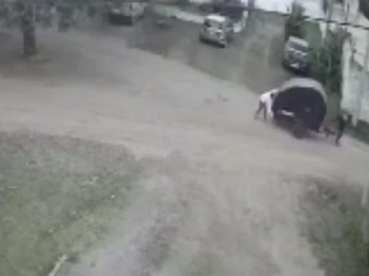 Se robaban una casilla rodante y por pesada, la abandonaron