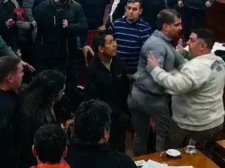 El clima ya era tenso desde el inicio de la jornada. Mientras representantes del sector taxista se movilizaron para defender su postura frente al avance de iniciativas que buscan habilitar y regular servicios como Uber, DiDi y Cabify, conductores de aplicaciones también participaron de la discusión para reclamar el reconocimiento de su actividad.
