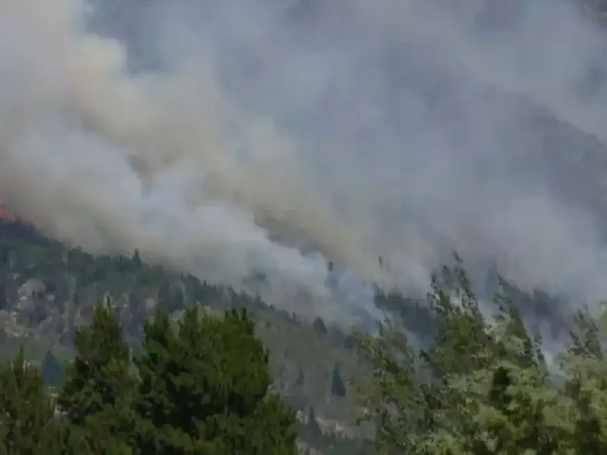 Las autoridades provinciales y equipos de combate al fuego mantienen activo el operativo frente a incendios forestales en Chubut.