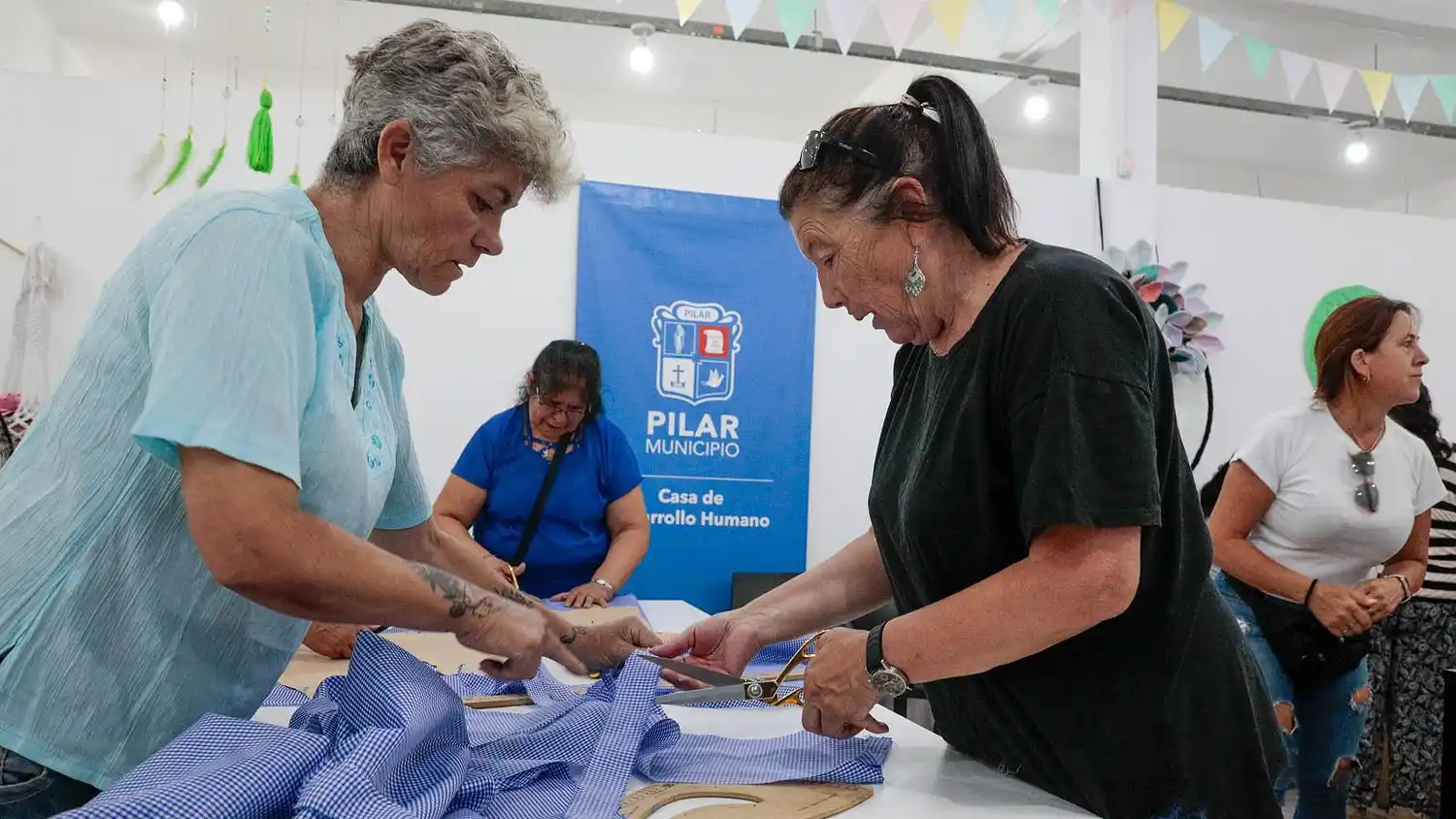 Las vecinas desarrollaron con éxito el proyecto textil